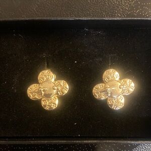 LV Viv Gold Flower Earrings